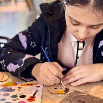 В ТРЦ «Гудзон» прошел творческий мастер-класс «Радуга в руках»